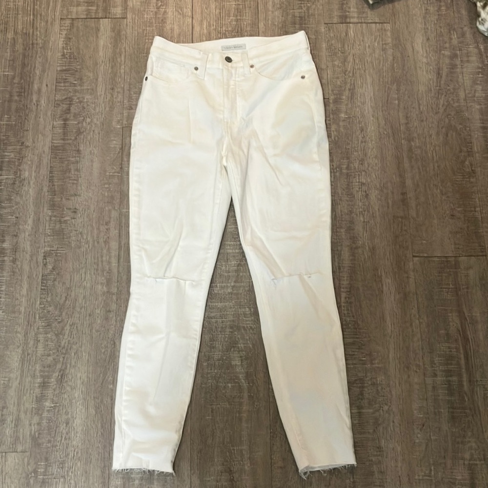 Cute white Lucky Brand Jeans!